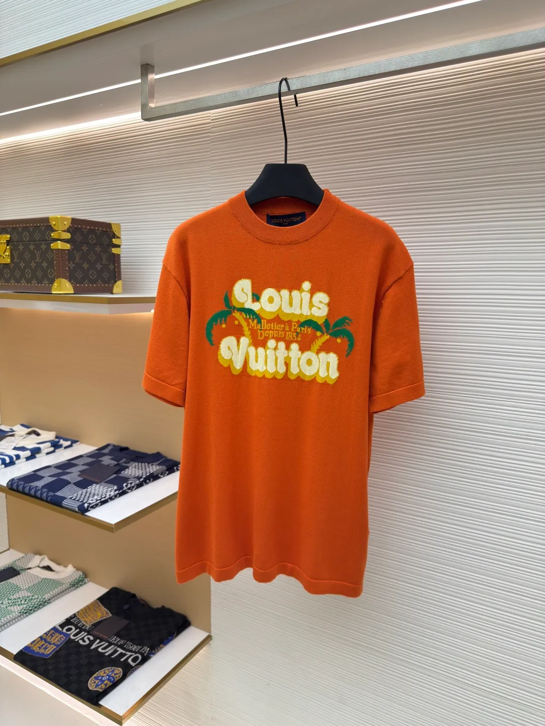 LOUIS VUITTON coconut woolen short sleeves ●Authentic product: 9000 purchased and developed ●Item number: 1680399-A65 ●Fabric: combed cotton fabric ●Technology: woolen fabric ●Version: fitted version ●Weight: about 265 grams ●Size: XS-S-M-L ●Description: The yarn is 2/40 count 100% combed cotton, and all colors are set-dyed. Since this set of yarn is bobbin dyed, the dyeing time is long; the weaving piece is a 14-needle German STOLL machine, and the weaving time is 135 minutes per piece. Since the front and back pieces are made of local jacquard hanging wool, a lot of floating threads will be produced when weaving the piece. The floating thread needs to be slowly pulled out later and the thread ends are hooked up, which is more time-consuming; the sewing disc is stitched with a 20-needle disc. The overall wiring is straight and delicate, the fabric is comfortable and soft, and the color is consistent without color difference. It can be matched with the same style to create a fashionable look and control various occasions. Customized accessories, complete with three standards, same style for men and women!